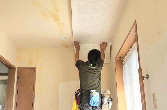「壁紙張り歴20年以上の<br>職人が担当」のイメージ写真